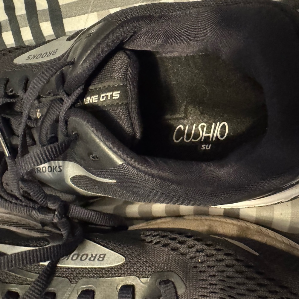 Brooks Men's Black and Gray Athletic Shoes, great condition! - Picture 9 of 11